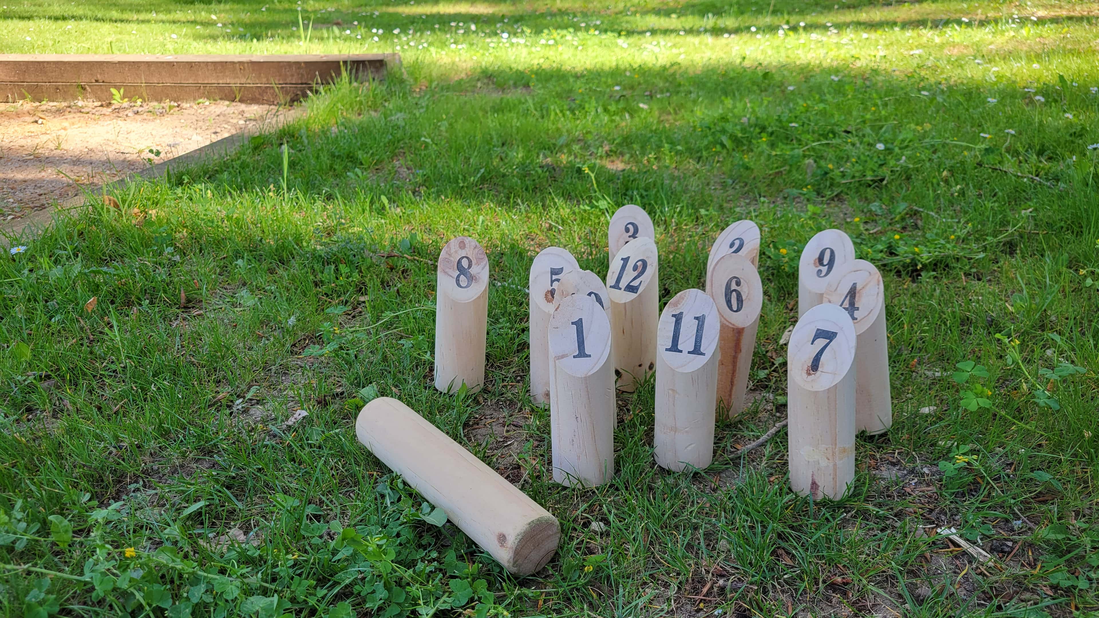 Partie de mölkky en plein air