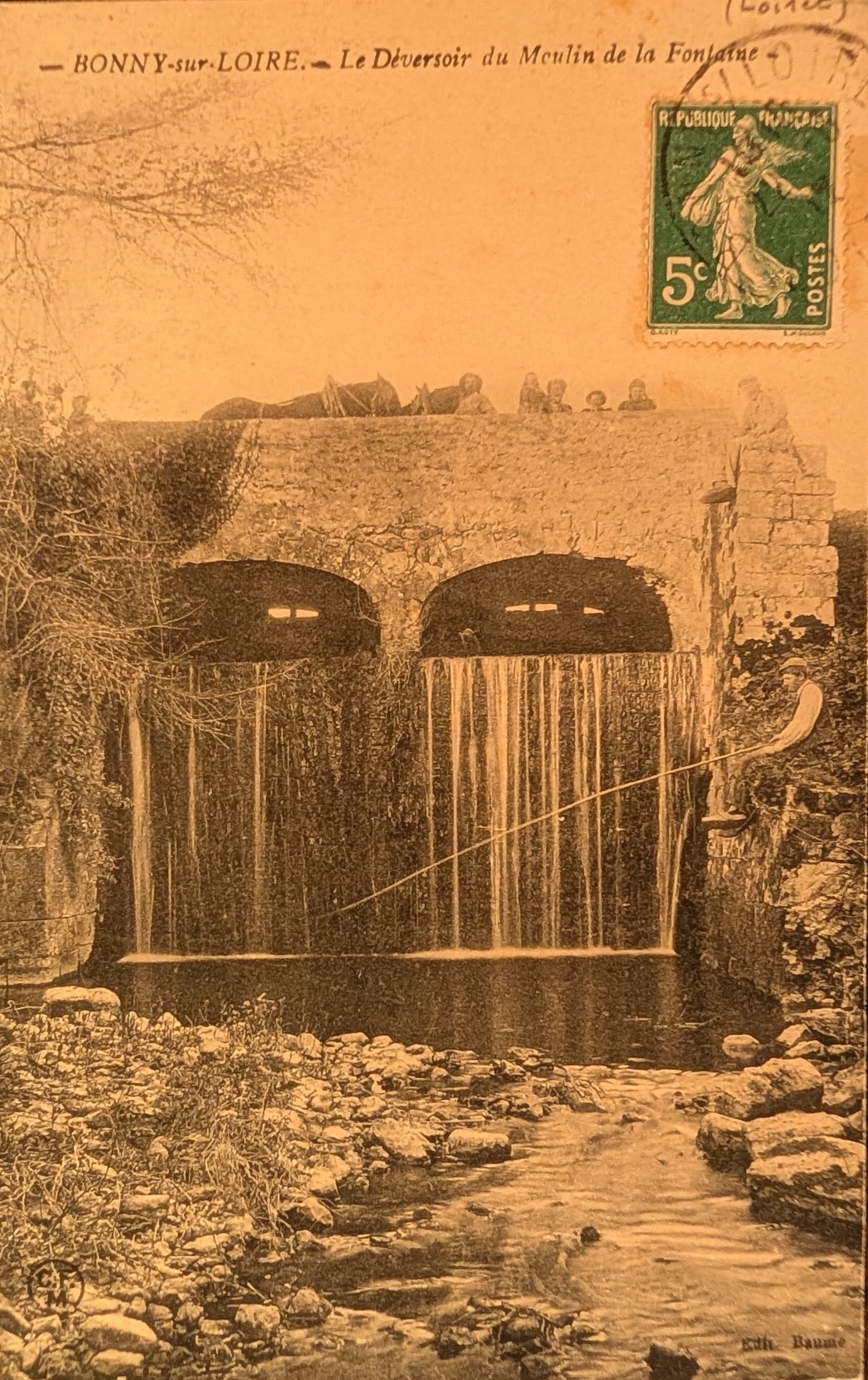 Carte postale ancienne — Le déversoir du Moulin de la Fontaine à Bonny-sur-Loire, cascade historique