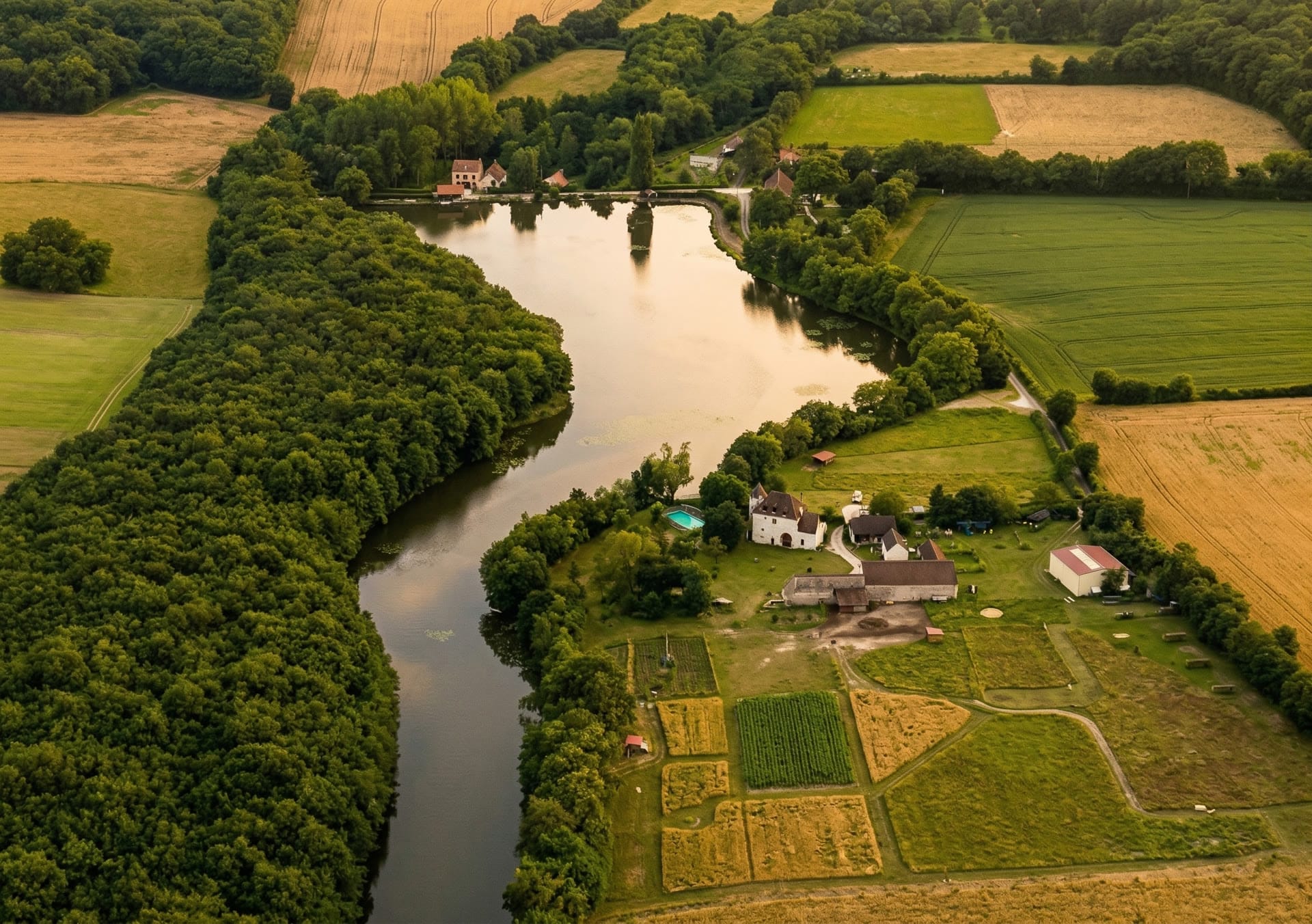 Vue aérienne du domaine du Moulin de la Fontaine — étang de 9 hectares entouré de nature à Bonny-sur-Loire